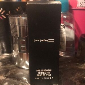 MAC Pro Longwear NC30 foundation